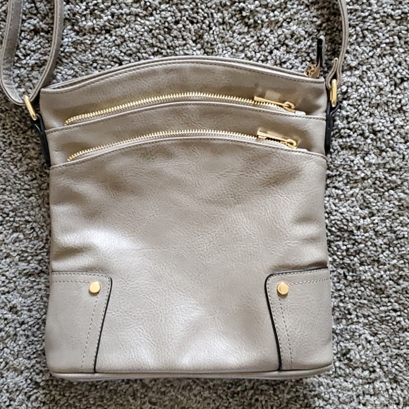 No brand name crossbody - Picture 2 of 4